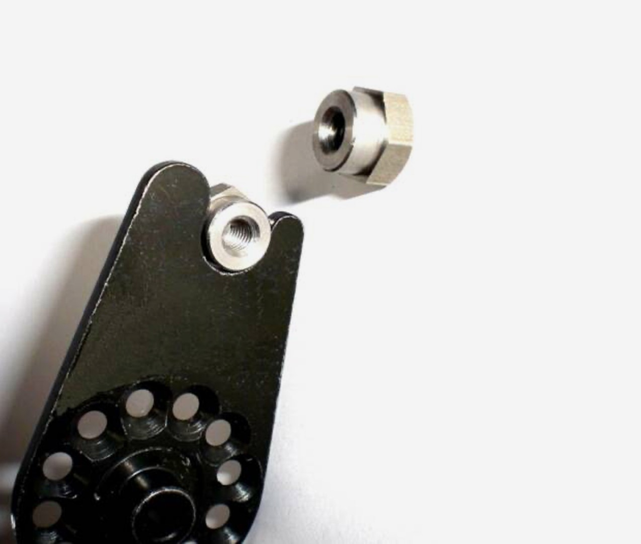 Rohloff adapter M5 obok wycięcia płytki osi OEM2