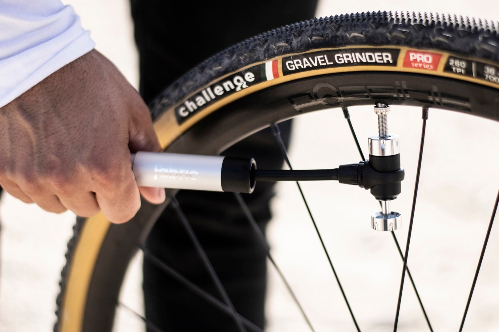 Fabric Nanobar-minipomp pompt een gravelband op met de uittrekbare slang