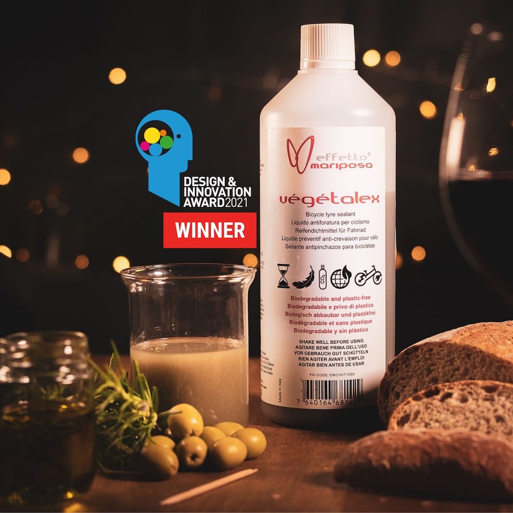 Végétalex Flasche mit dem Siegerabzeichen des Design and Innovation Award 2021