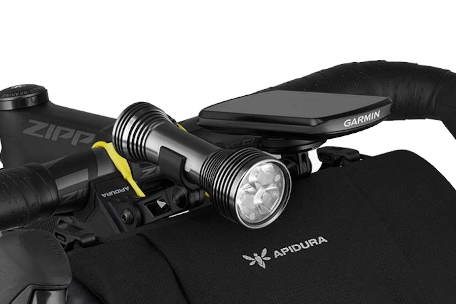 Lygte hævet over tasken med Apidura Expedition Accessory Arm
