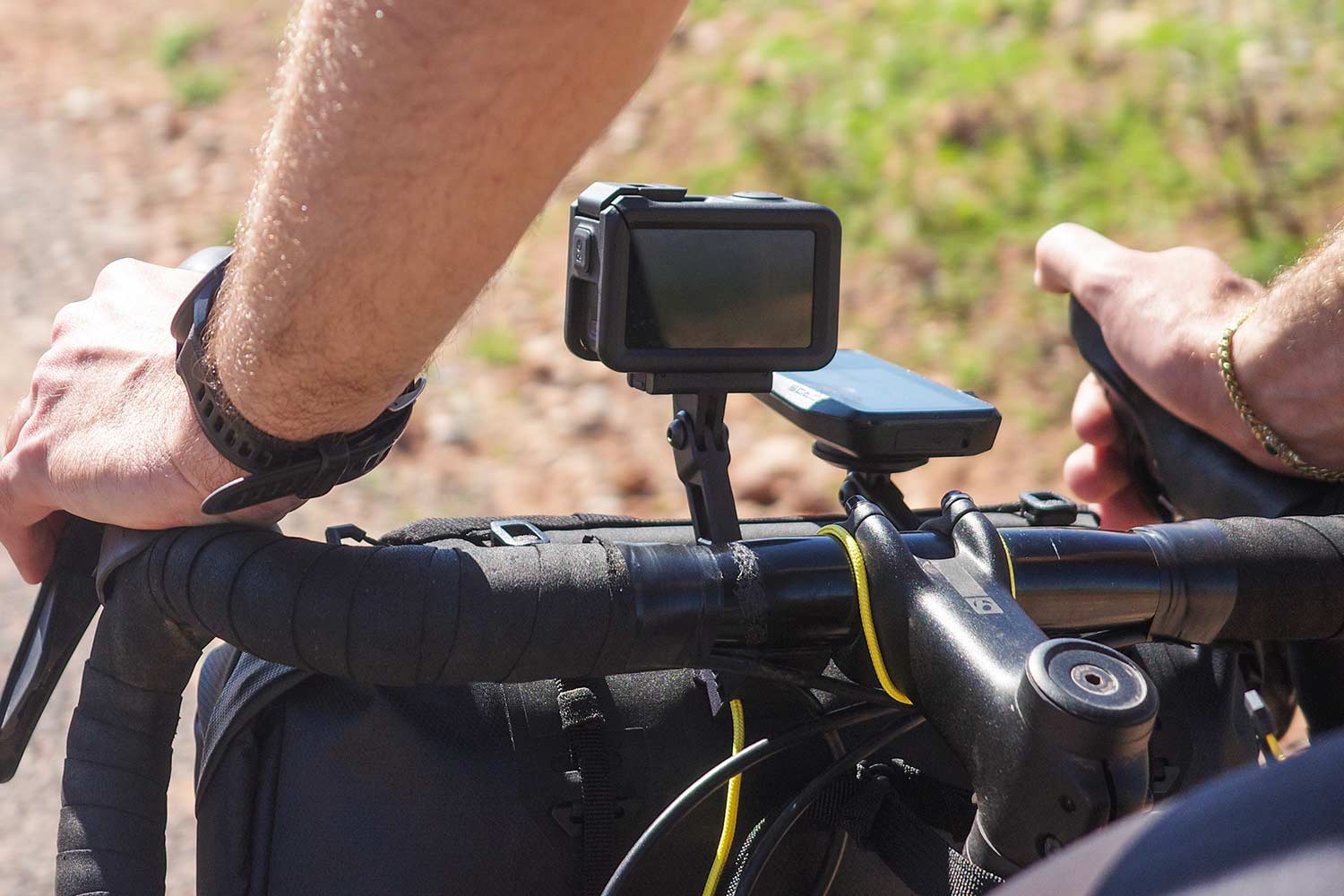 Apidura Expedition Tilbehørsarm med en forlygte på Expedition Styrtaske