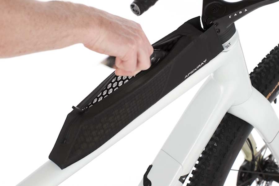 Adgang med én hånd via vandtæt lynlås på Apidura Aero Bolt-On Long Top Tube Module