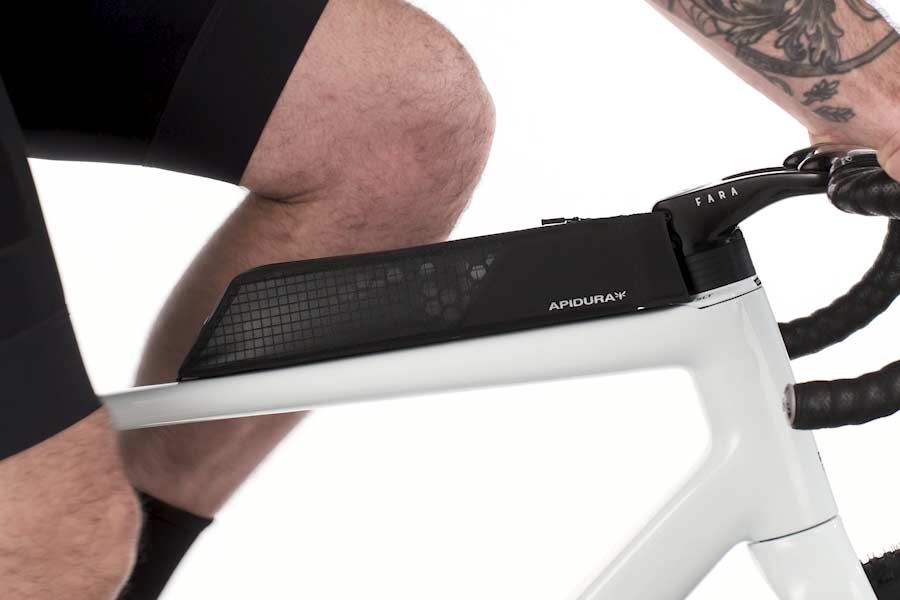 Slank profil af Apidura Aero Bolt-On Long Top Tube Module giver plads til knæene