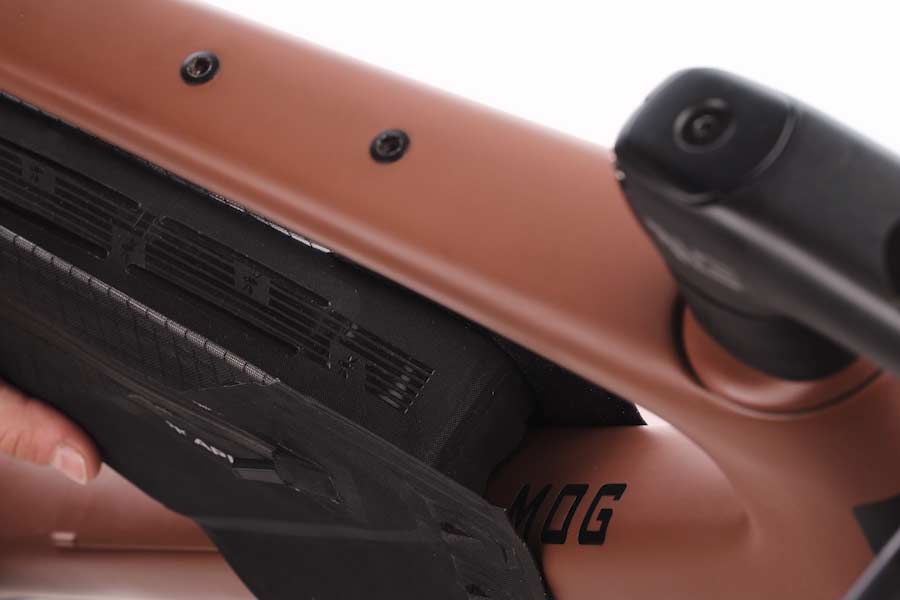 Non-slip silicone lining of the Apidura Aero Frame Module