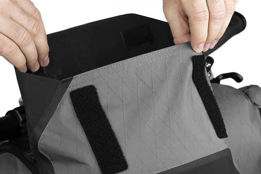 Klettverschluss der Apidura Backcountry Accessory Pocket