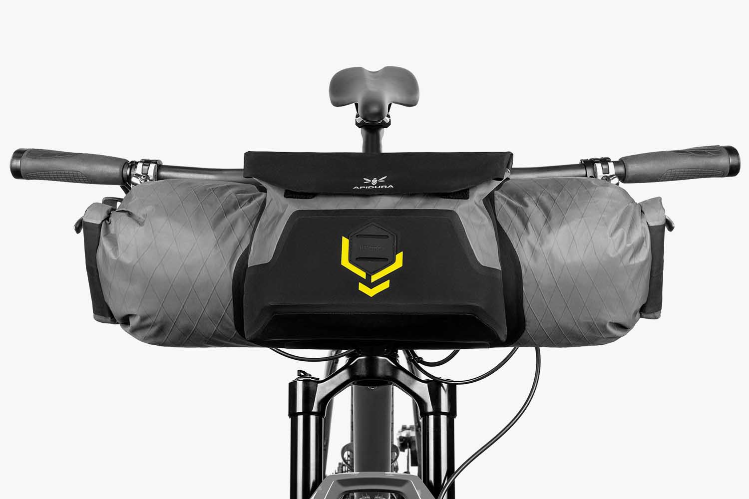 Apidura Backcountry Zubehörtasche, an einer Lenkertasche montiert