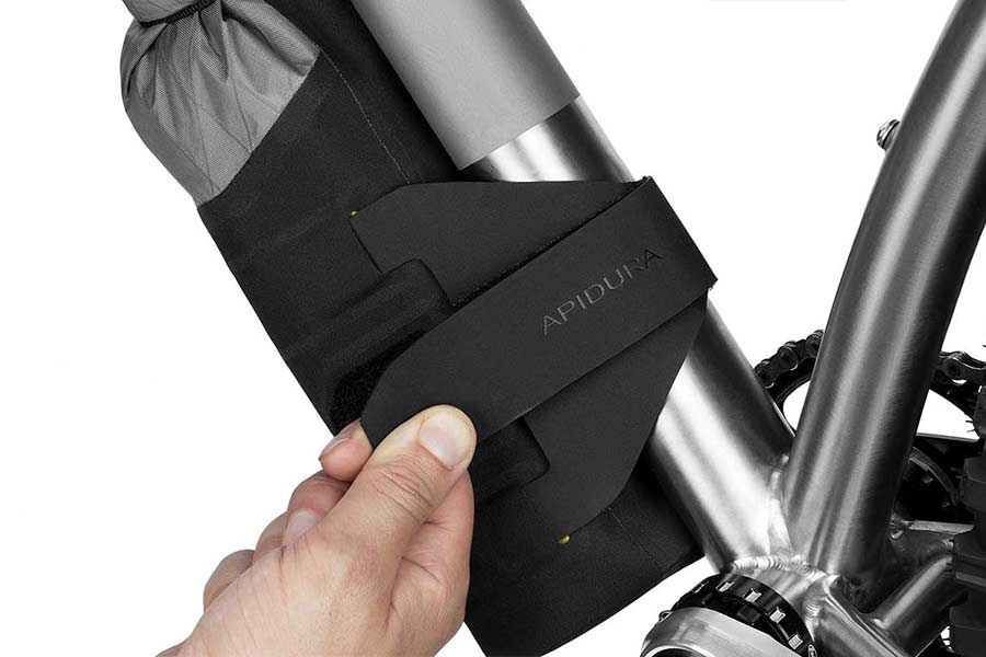 Apidura Backcountry Underrørstaske – velcrofastgørelse i én bevægelse