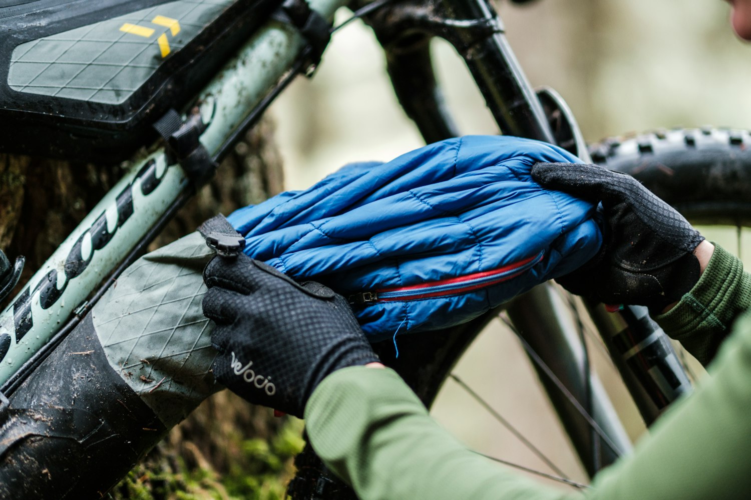 Apidura Backcountry Underrørstaske på en mountainbike
