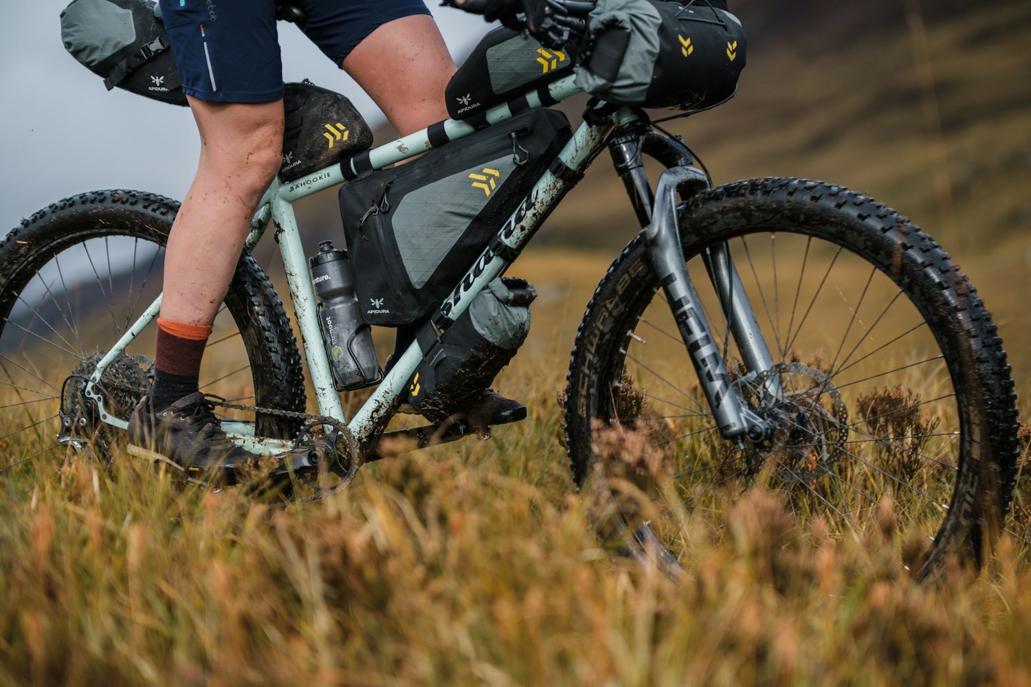 Bikepacking med Apidura Backcountry Underrørstaske