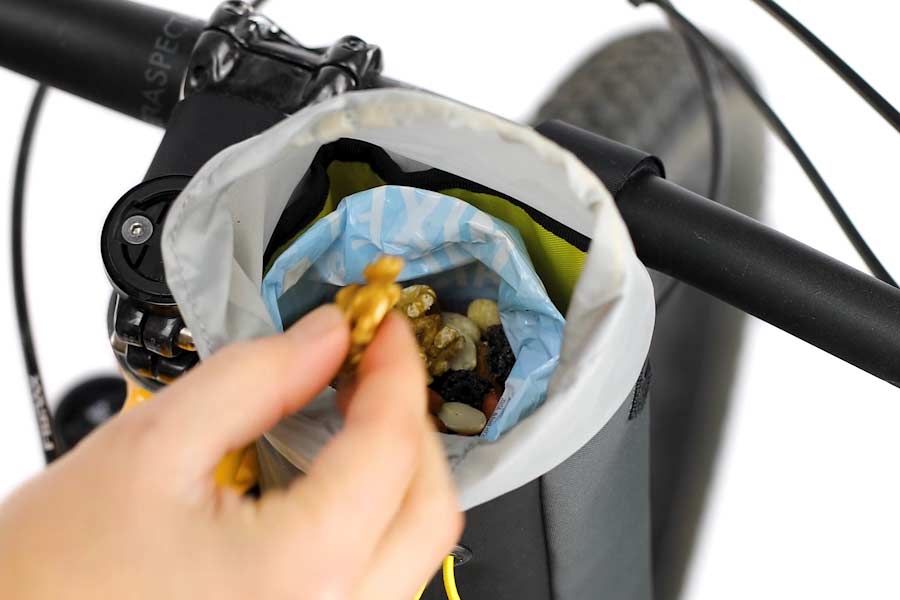 Otwieranie i zamykanie jedną ręką Apidura Backcountry Food Pouch