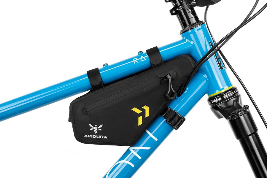 Apidura Backcountry Rammetaske 1L – universel pasform på en mountainbike