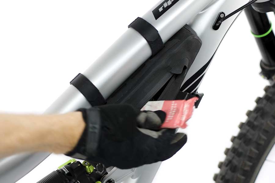 Lynlåsåbning på Apidura Backcountry Frame Pack 1L