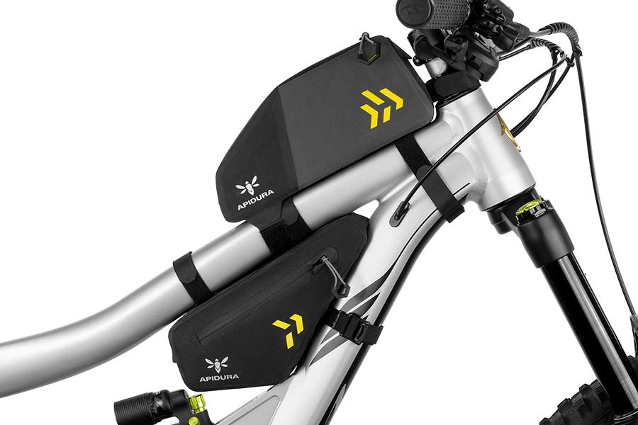 Apidura Backcountry Rammetaske 1L sammen med Backcountry Overrørstaske