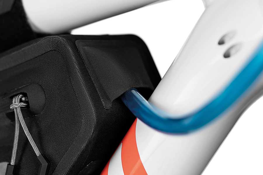 Port til drikkeslange på Apidura Backcountry Full Frame Pack