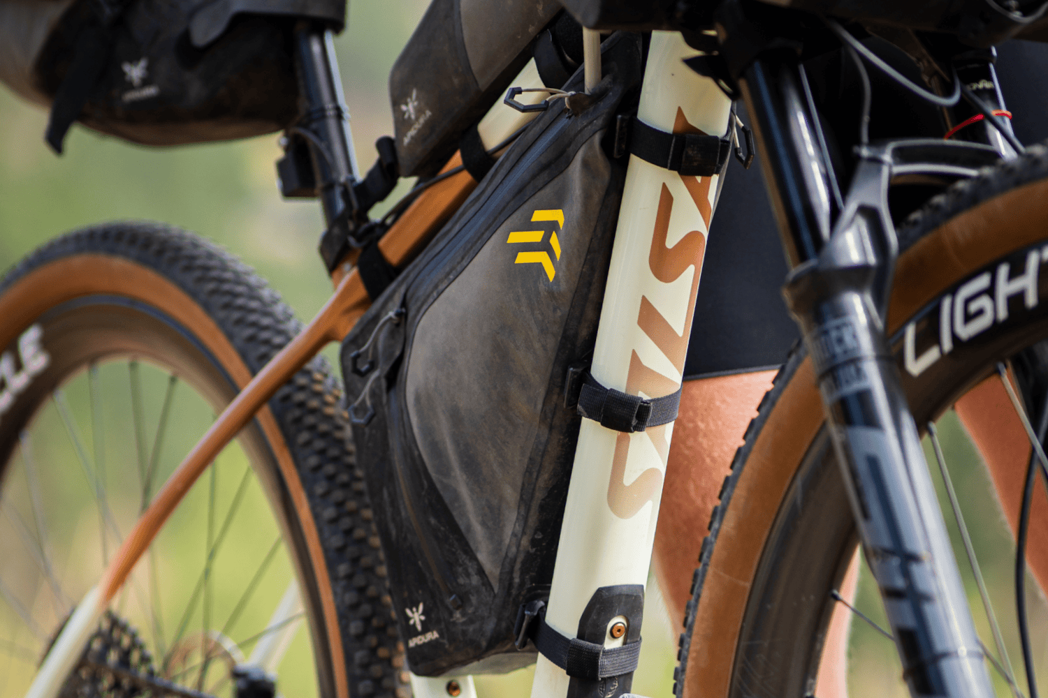 Apidura Backcountry Helrammetaske på en mountainbike