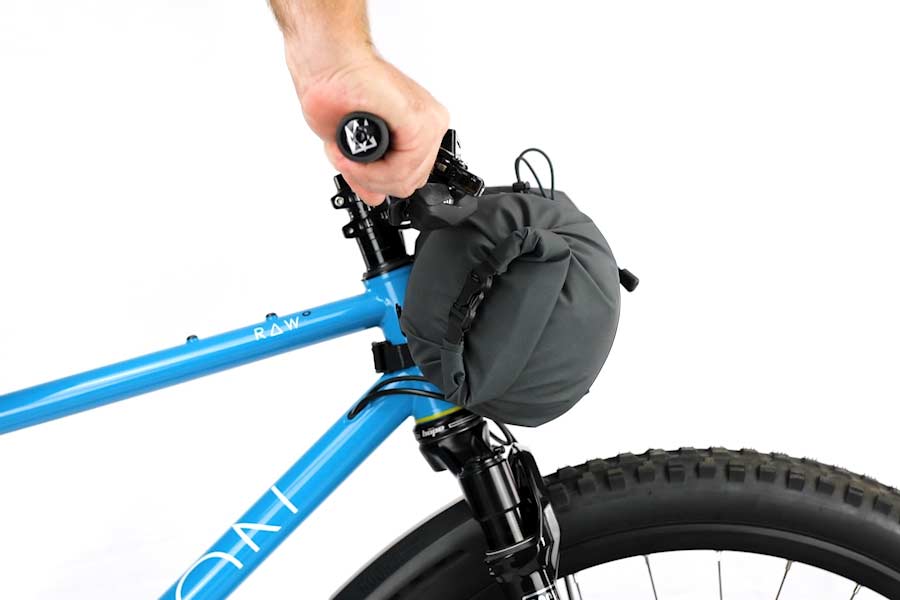 Sikkert fastgørelsessystem på Apidura Backcountry styrtaske