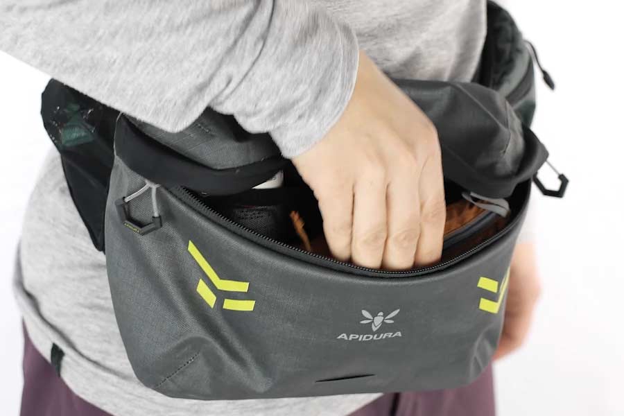 Fuldt vandtæt tovejslynlås på Apidura Backcountry Hip Pack