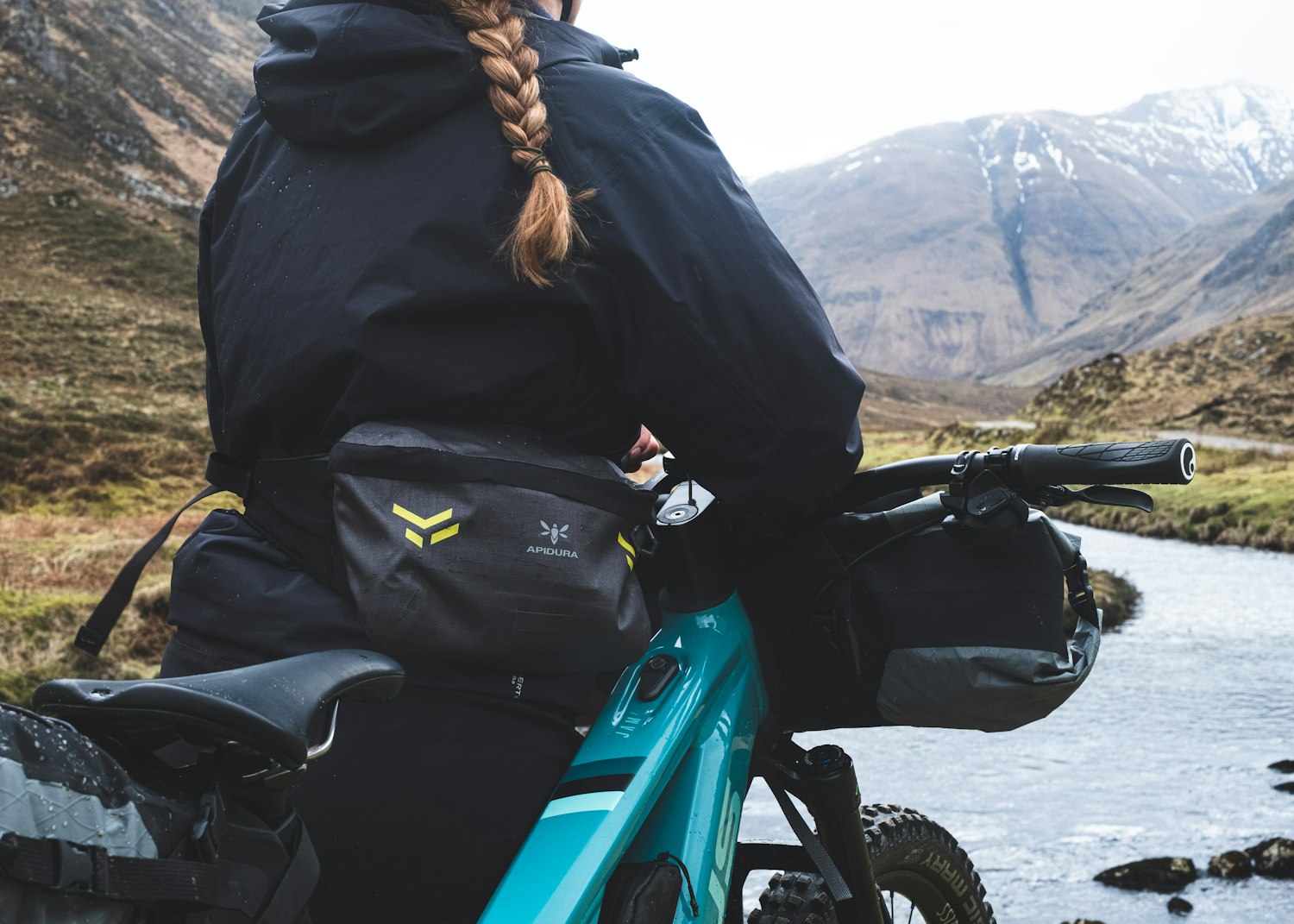 Rytter med Apidura Backcountry Hip Pack på