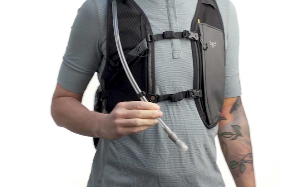 Magnetisk clips til drikkeslange på Apidura Backcountry Hydration Backpack