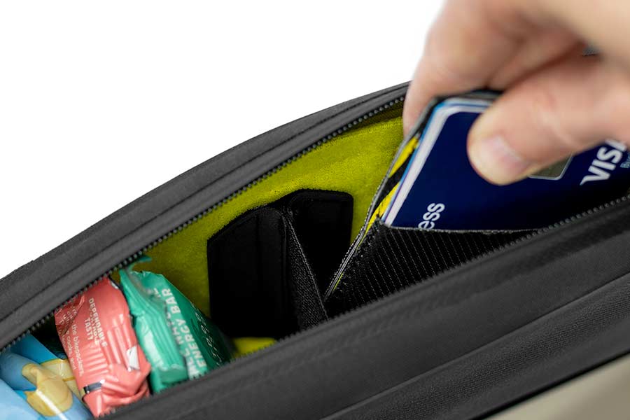 Vadderad struktur och justerbar avdelare i Apidura Backcountry Long Top Tube Pack
