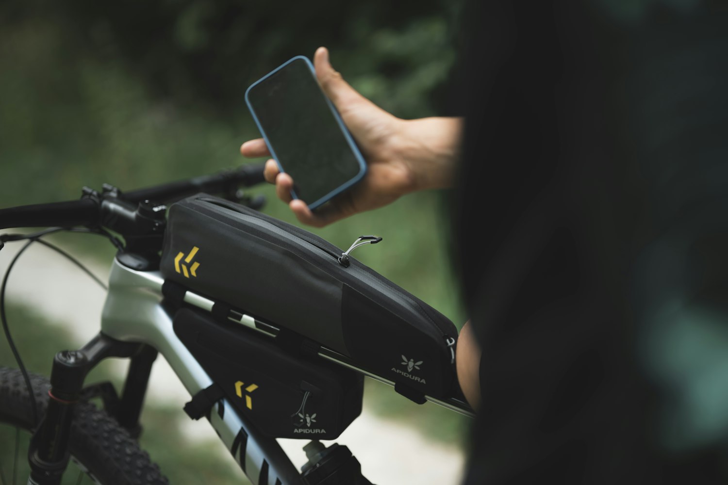 Apidura Backcountry Long Överrörsväska på en mountainbike