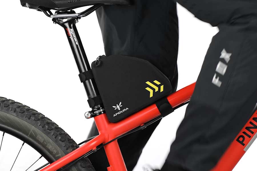 Miejsce na kolana z Apidura Backcountry Rear Top Tube Pack