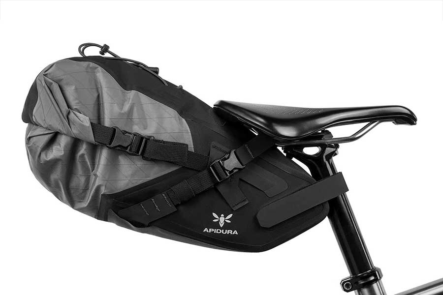 Apidura Backcountry Sadeltaske på en dropper-sadelpind