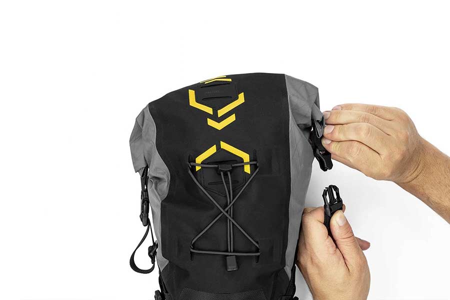 Rullelukning på Apidura Backcountry sadeltaske
