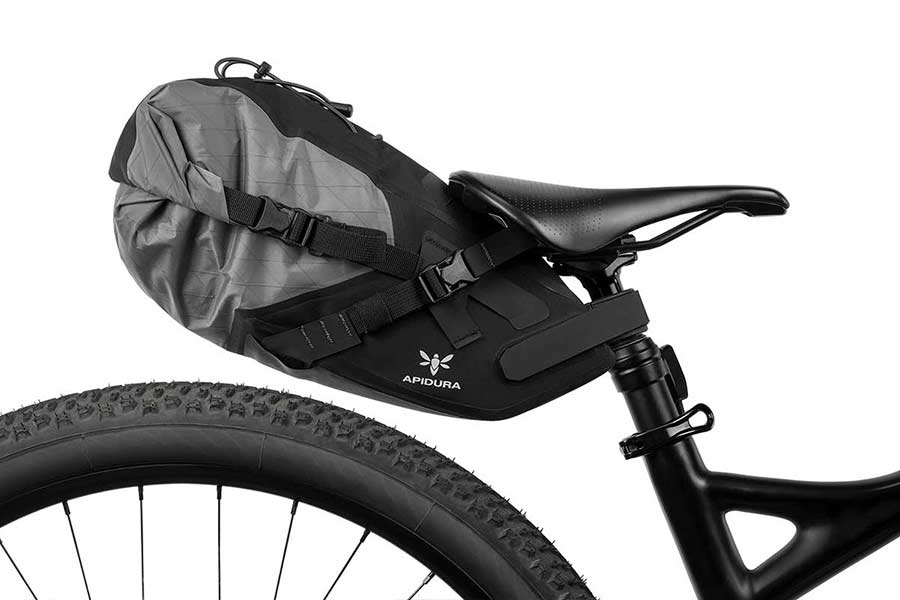 Apidura Backcountry Sadeltaske optimeret til frigang over baghjulet