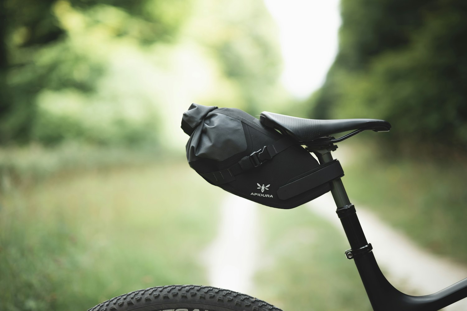 Apidura Backcountry Sadeltaske på en mountainbike
