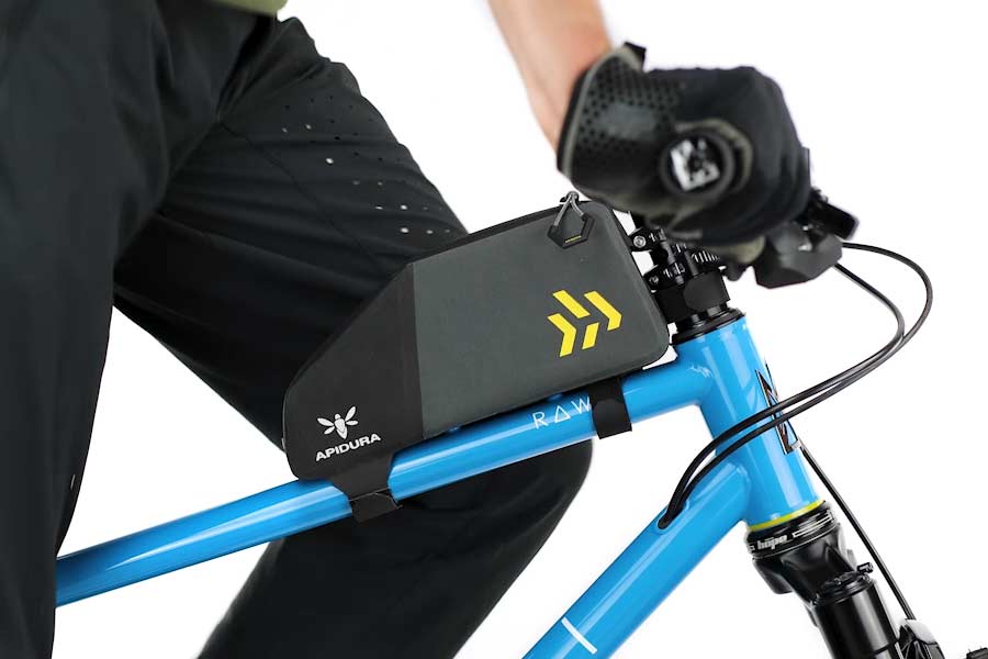 Knæfrigang med Apidura Backcountry Top Tube Pack