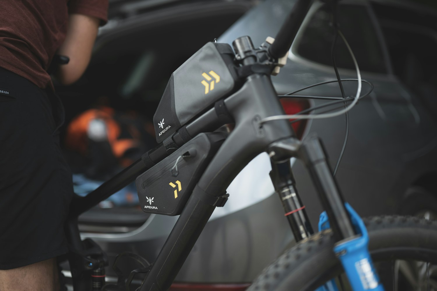 Apidura Backcountry Overrørstaske på en mountainbike