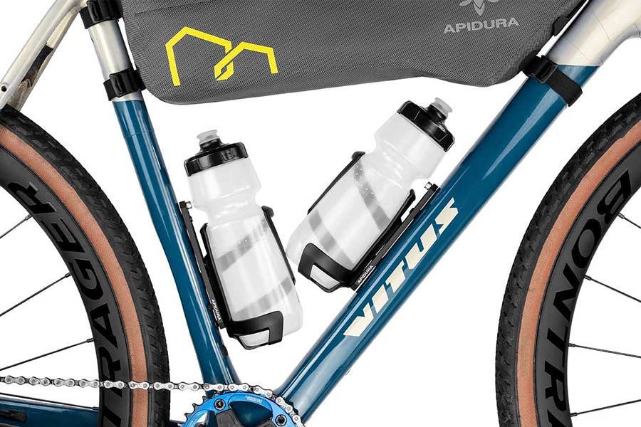 Apidura Flaskeholderadapter sænker en flaskeholder under en rammetaske