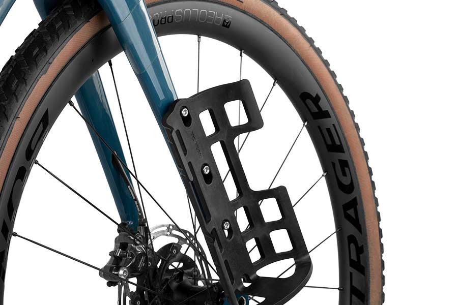 Apidura Flaskeholderadapter på en gaffel med beslag til to bolte