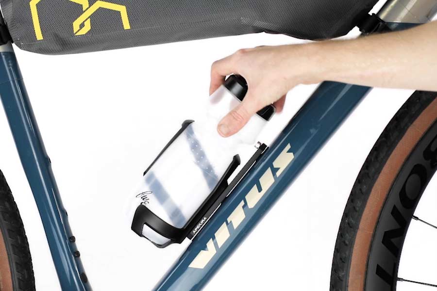 Treboltsflaskeholder på Apidura Bottle Cage Adapter