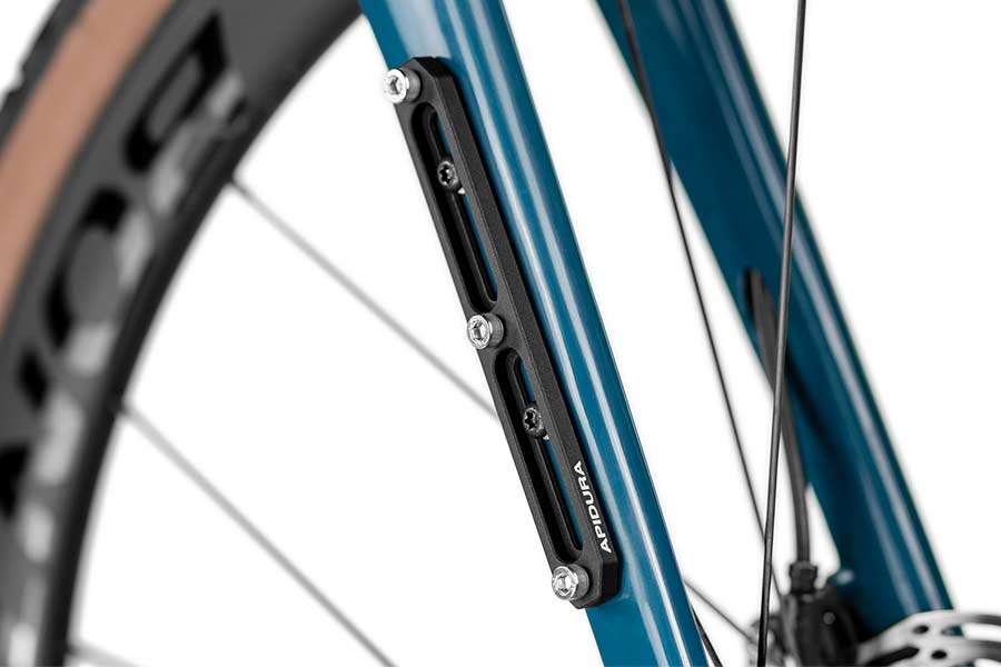 Cargo cage monteret på en gaffel med to bolte med Apidura Flaskeholderadapter