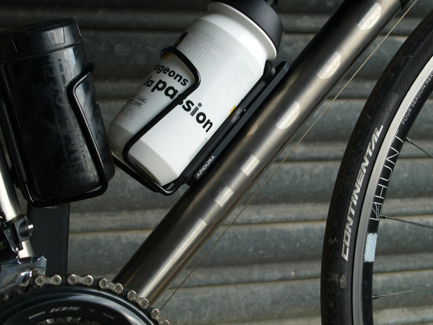Apidura Flaskeholderadapter på en bikepacking-cykel