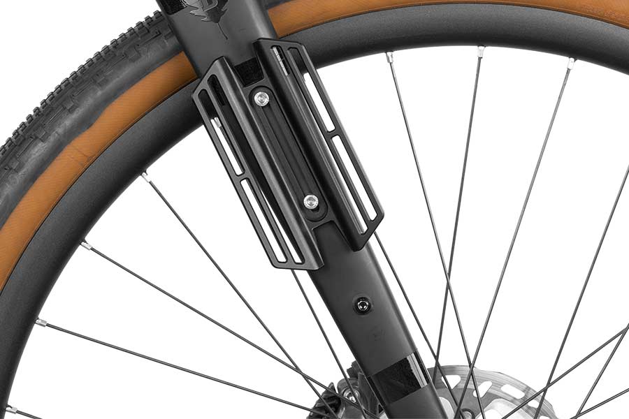 Apidura Cargo Cage sur des fixations à deux et trois vis