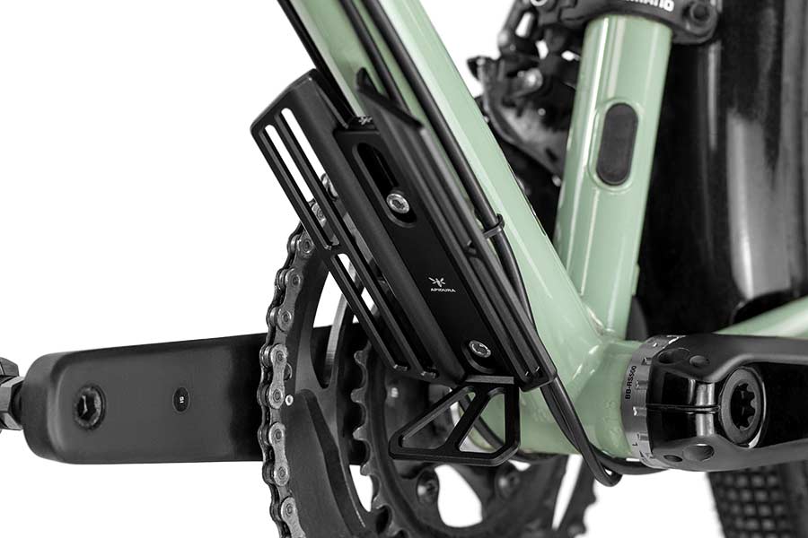 Apidura Cargo Cage montée sur un tube diagonal