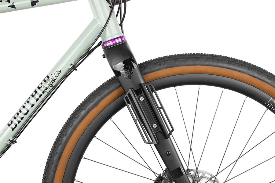 Apidura Cargo Cage transportant des accessoires de bikepacking avec des sangles