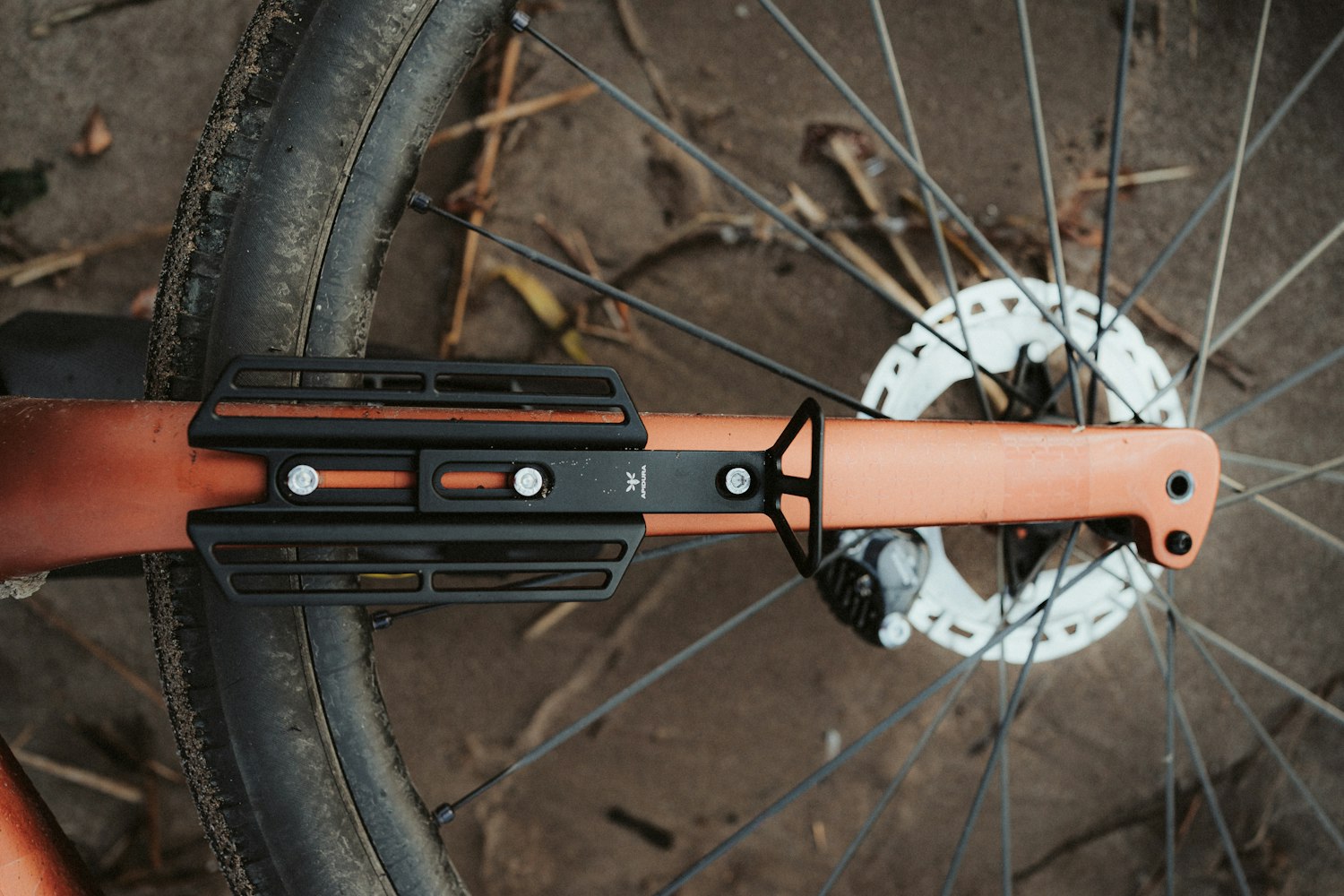 Apidura Cargo Cage sur un vélo de bikepacking