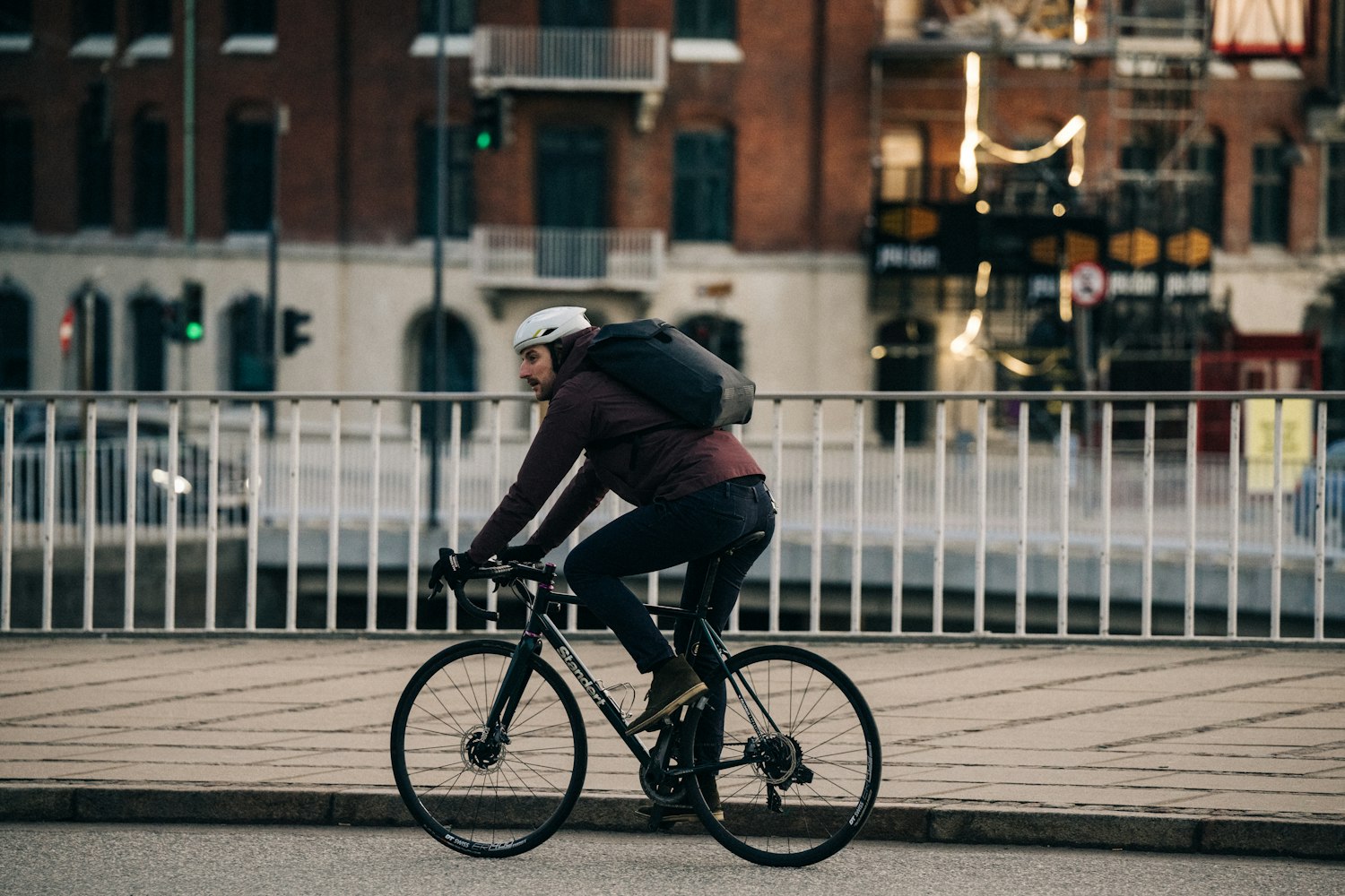 Cyklist med Apidura City Rygsæk i byen