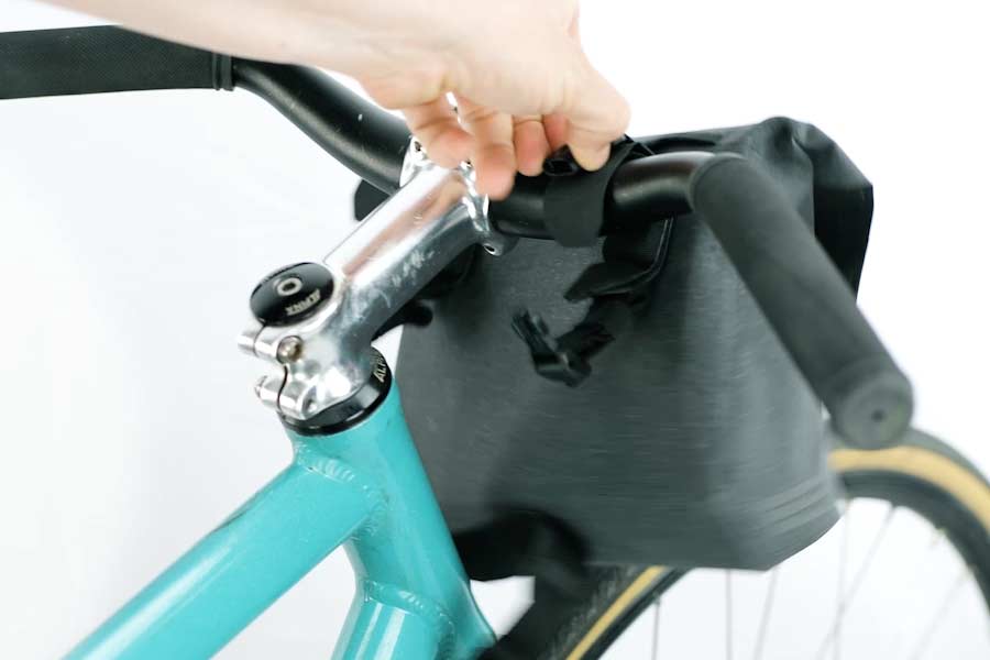 Snabbspännen på Apidura City Handlebar Pack 2L