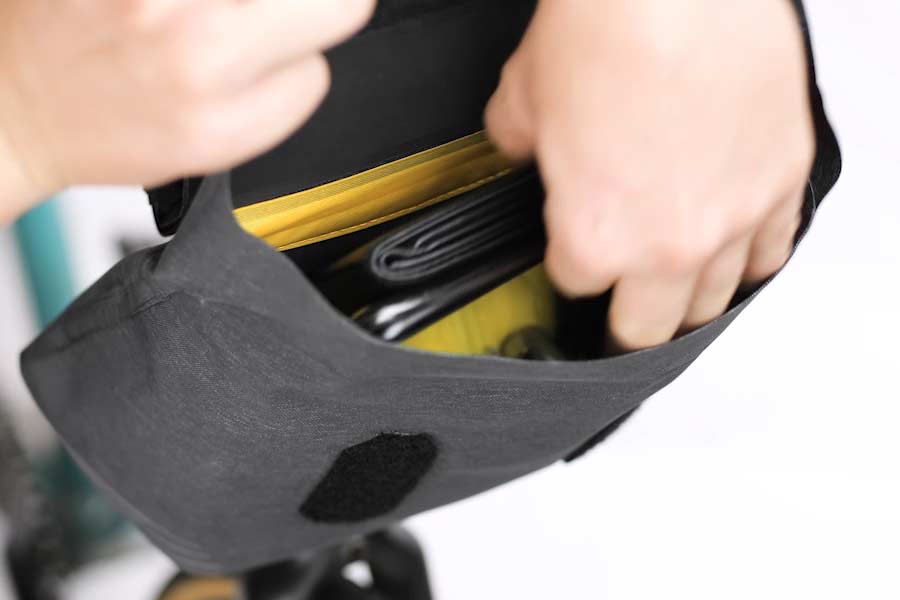 Dragkedjefri öppning till huvudfacket på Apidura City Handlebar Pack 2L