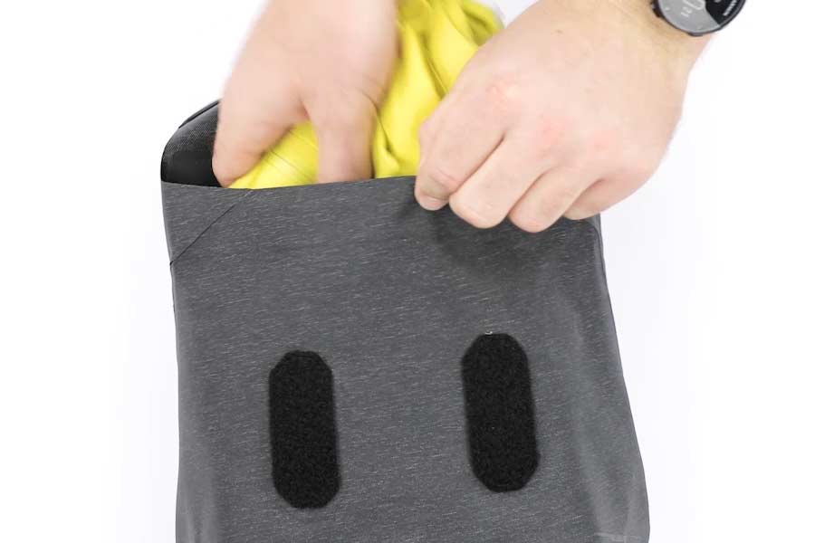Stretchpaneler på Apidura City styrväska 2L