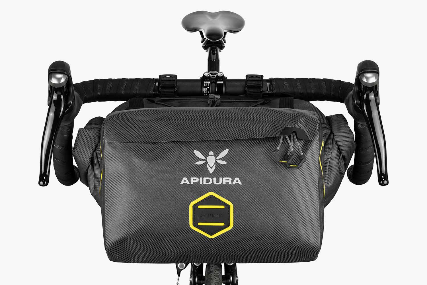 Apidura Expedition Zubehörtasche an einer Lenkertasche