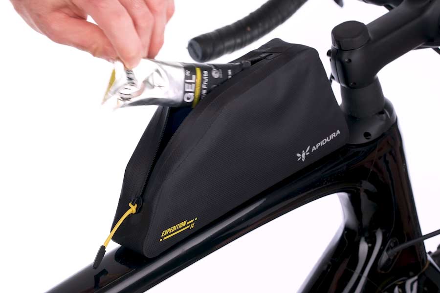 Adgang med én hånd til Apidura Expedition Bolt-On Top Tube Pack