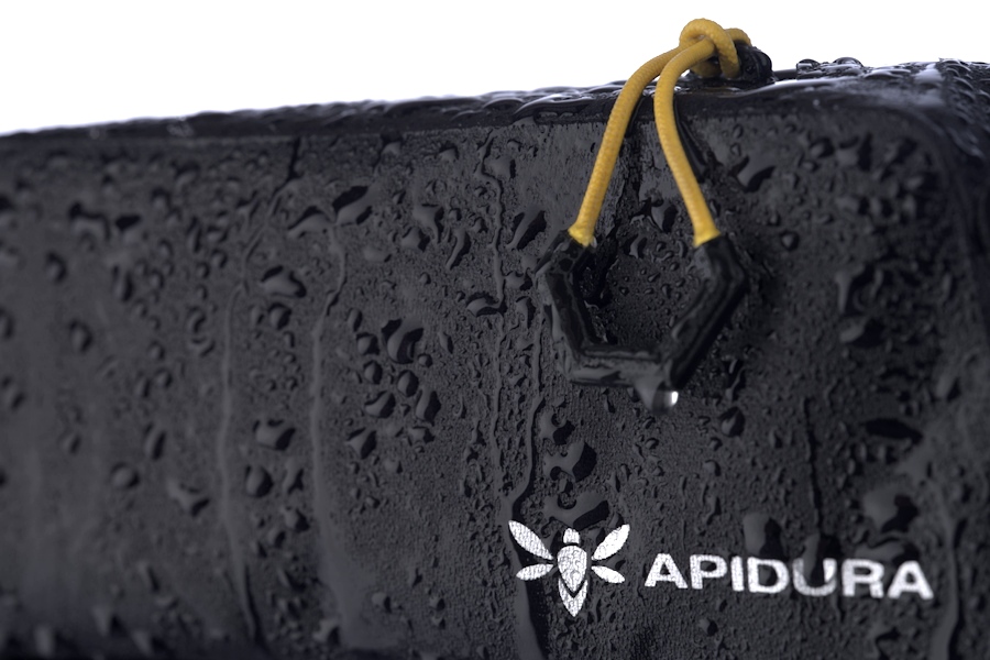 Svejsede vandtætte sømme på Apidura Expedition Bolt-On Top Tube Pack