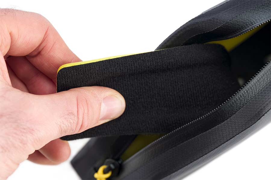 Aftagelig polstret bund på Apidura Expedition Bolt-On Top Tube Pack