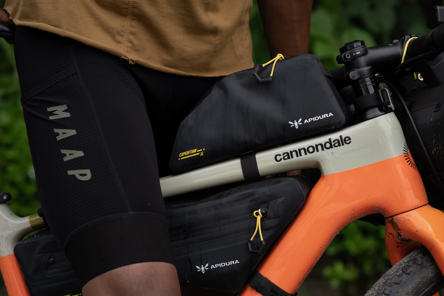 Apidura Expedition Bolt-On Overrørstaske på en bikepacking-cykel